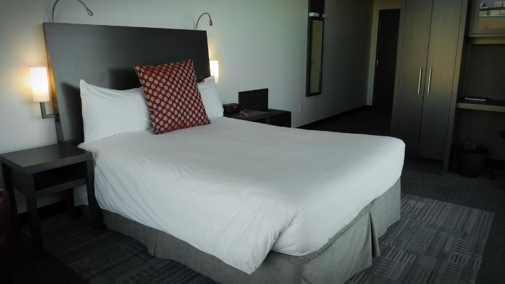 Postel nebo postele na pokoji v ubytování Grand Hotel Times Sherbrooke
