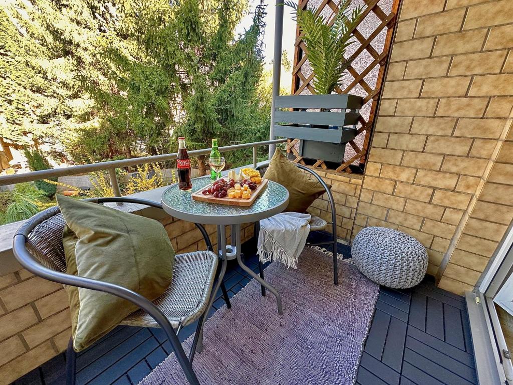 - une table avec un bol de fruits et une bouteille de vin dans l'établissement Business Suites-Fair-Balcony's-Uniklinik - for 8, à Essen