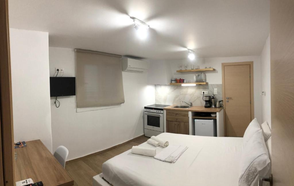 Cette petite chambre comprend un lit et une cuisine. dans l'établissement Naxian Vibes Apartments, à Naxos Chora