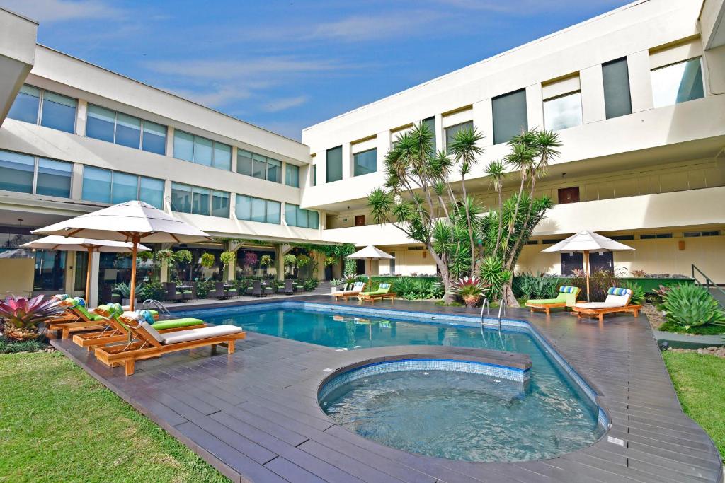 Bazén v ubytování Auténtico Hotel nebo v jeho okolí