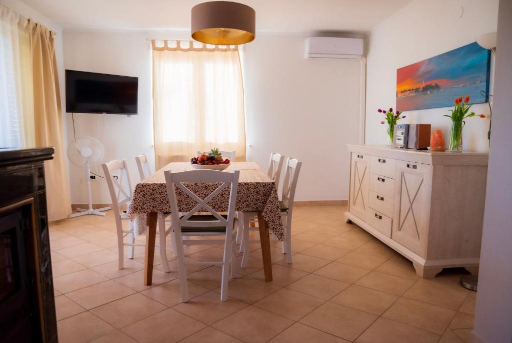 TV a/nebo společenská místnost v ubytování Apartment Laetitia
