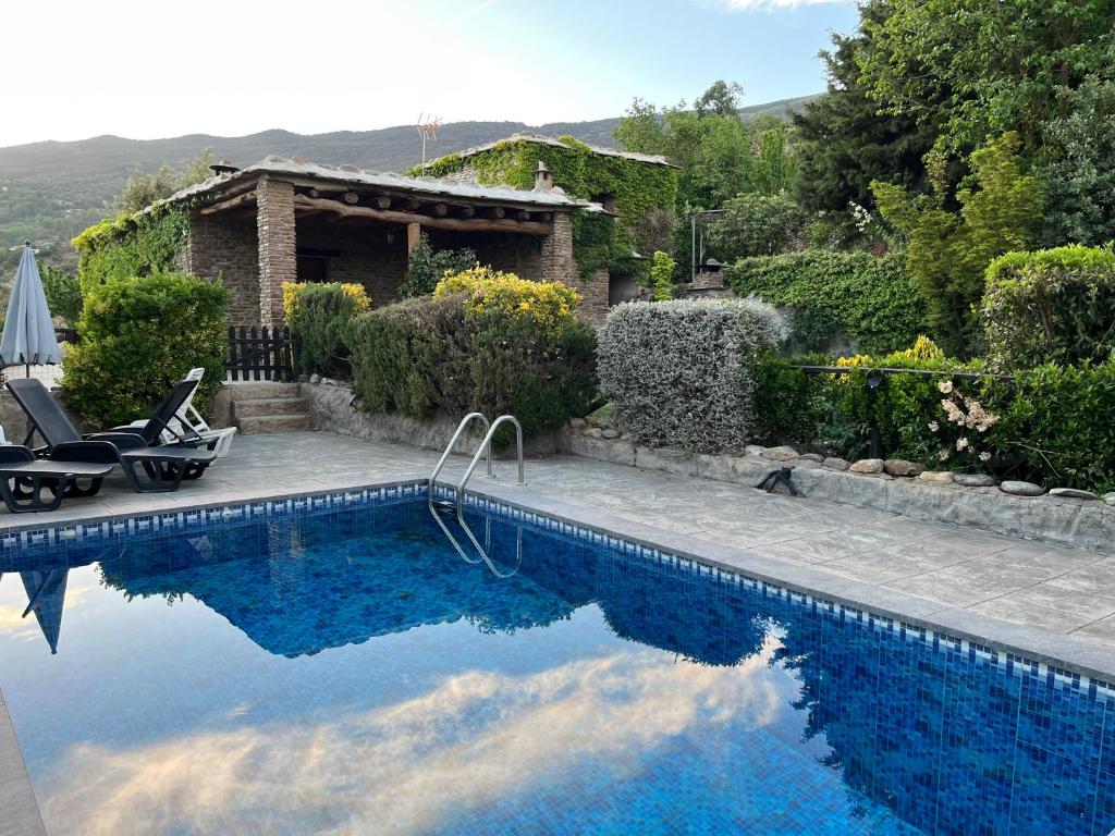 basen przed domem w obiekcie Alpujarra Cortijo Casilla Noguera w mieście Pórtugos