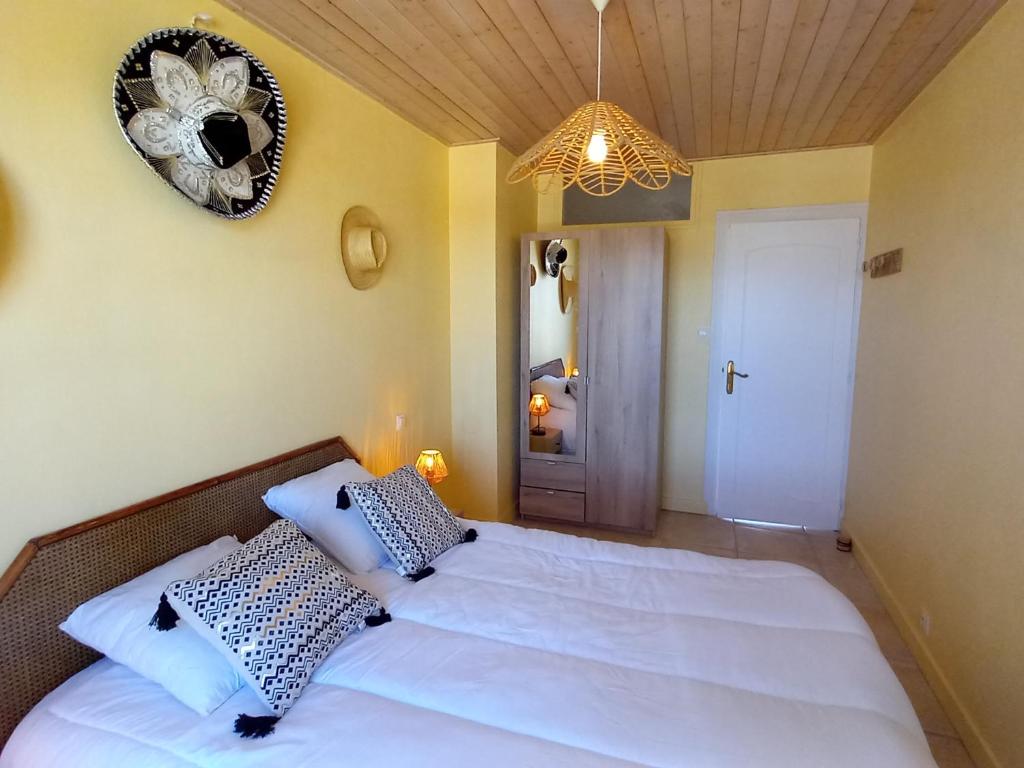 Postel nebo postele na pokoji v ubytování Bel appartement 2 chambres rénové face mer avec balcon et WIFI - Saint-Jean-de-Monts - FR-1-323-273