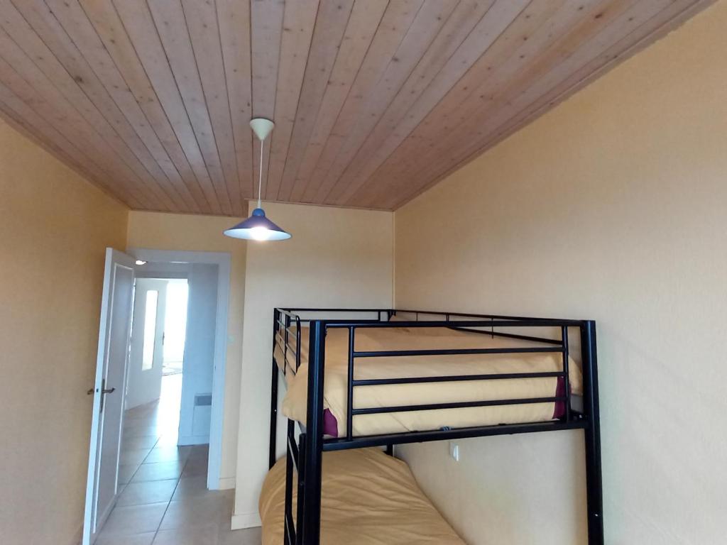 Postel nebo postele na pokoji v ubytování Bel appartement 2 chambres rénové face mer avec balcon et WIFI - Saint-Jean-de-Monts - FR-1-323-273