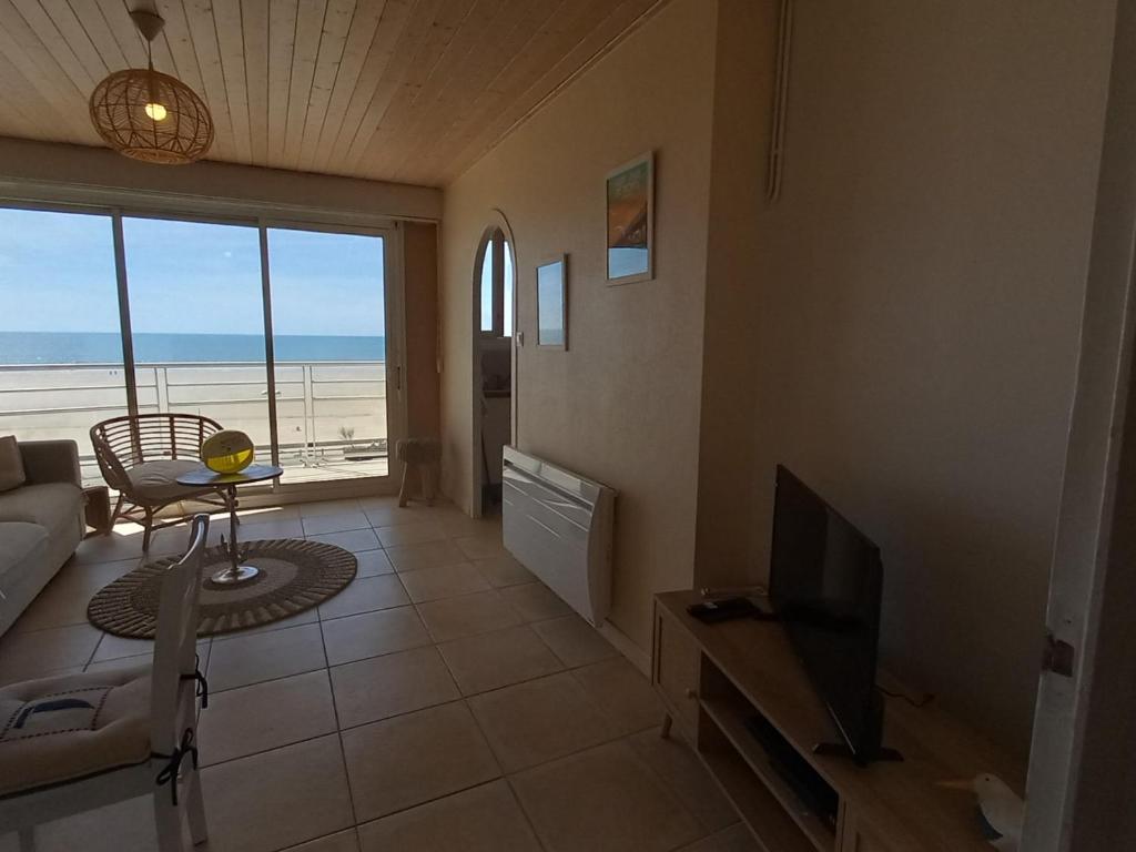 TV a/nebo společenská místnost v ubytování Bel appartement 2 chambres rénové face mer avec balcon et WIFI - Saint-Jean-de-Monts - FR-1-323-273