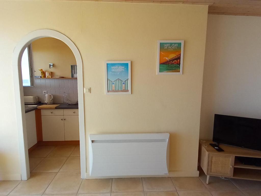 TV a/nebo společenská místnost v ubytování Bel appartement 2 chambres rénové face mer avec balcon et WIFI - Saint-Jean-de-Monts - FR-1-323-273