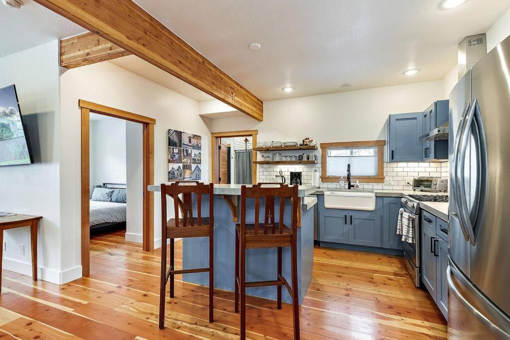 une cuisine avec des placards bleus et un comptoir dans l'établissement The Mountain House by WanderLodges, à Ashland
