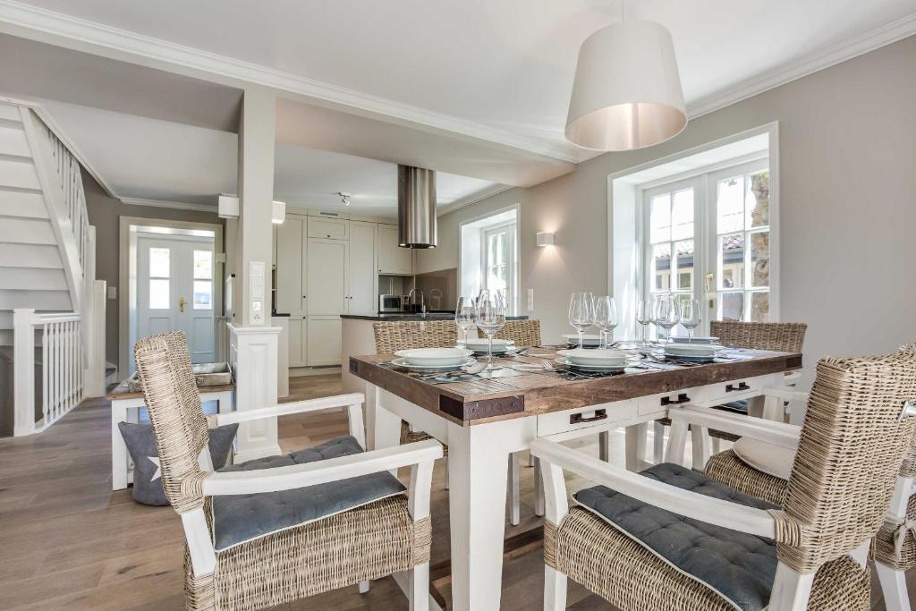 a kitchen and dining room with a table and chairs at Haus Moevengrund in List