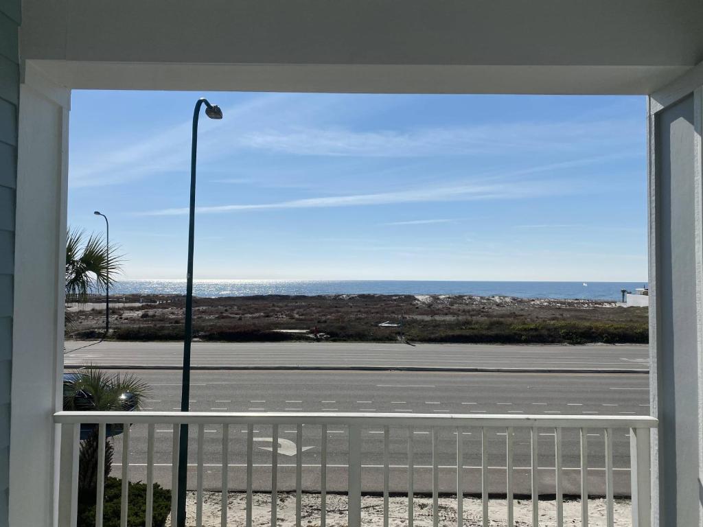 une vue d'une rue depuis un balcon avec un lampadaire dans l'établissement Grand Caribbean 205 by ALBVR - Condo has beautiful views of the Gulf and great rates, à Orange Beach