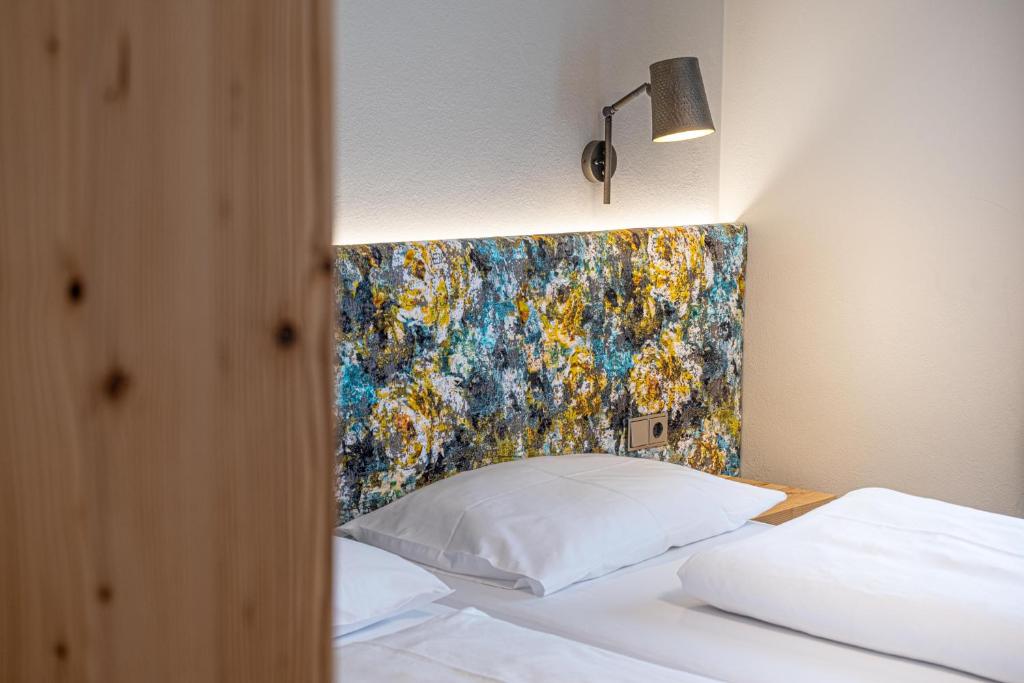 A bed or beds in a room at Das Grüne Hotel zur Post - 100 % BIO
