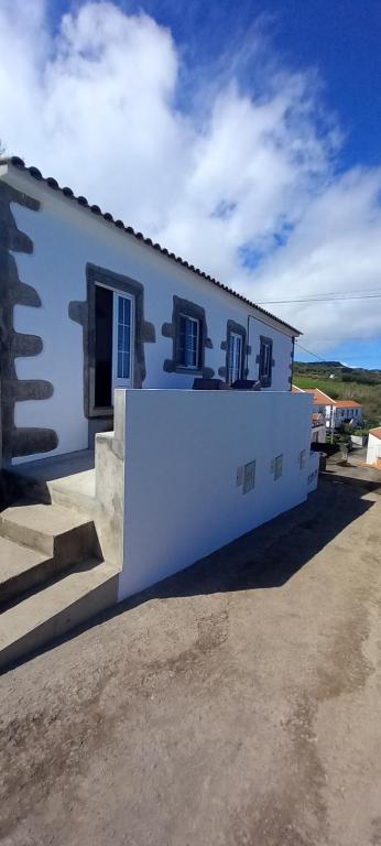 ein weißes Haus mit vielen Fenstern in der Unterkunft Fazenda Apartments - Apartment 3 in Lajes das Flores