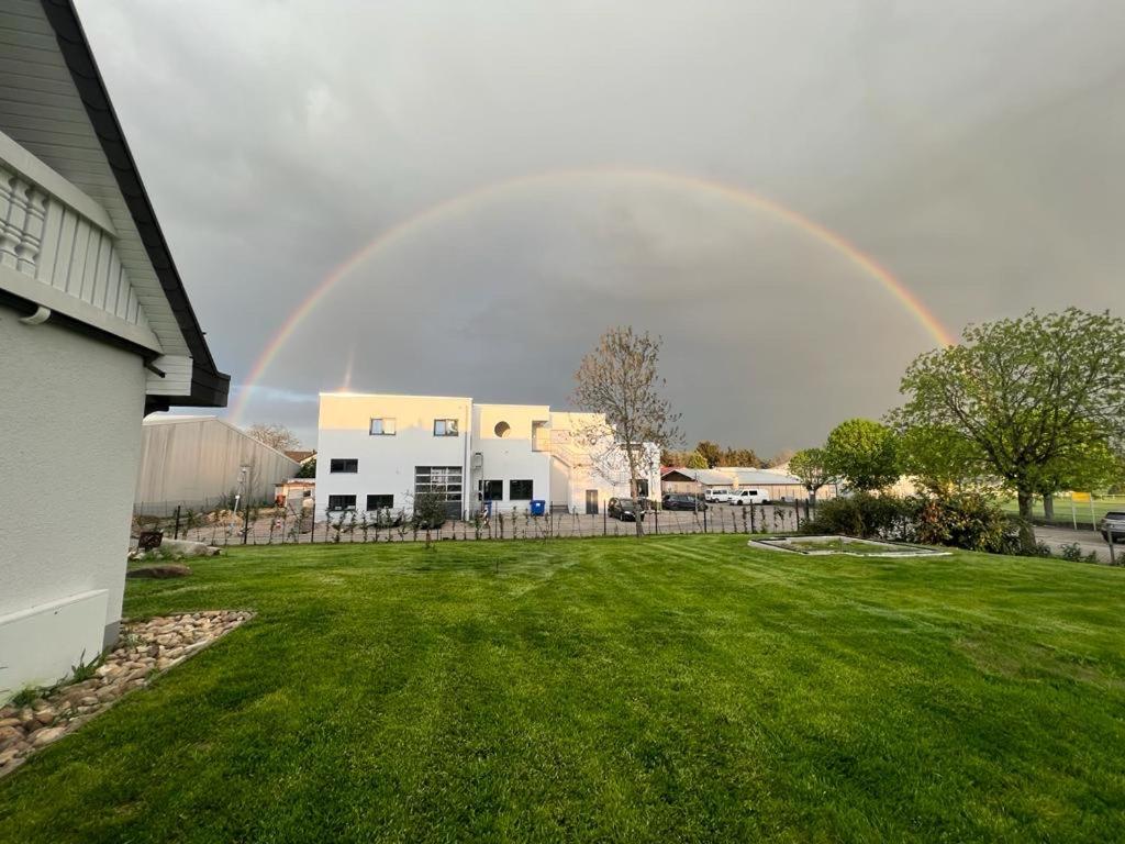 een regenboog over een tuin met een huis bij Apartment Im Sand in Bad Schonborn