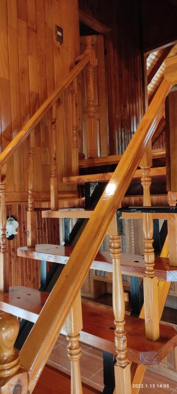una escalera de madera en una habitación con suelo de madera en Casa completa Puerto Montt en Puerto Montt