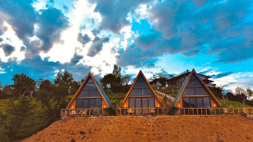 a house with pointed roofs on top of a pile of dirt at Ömra bungalov in Pazar