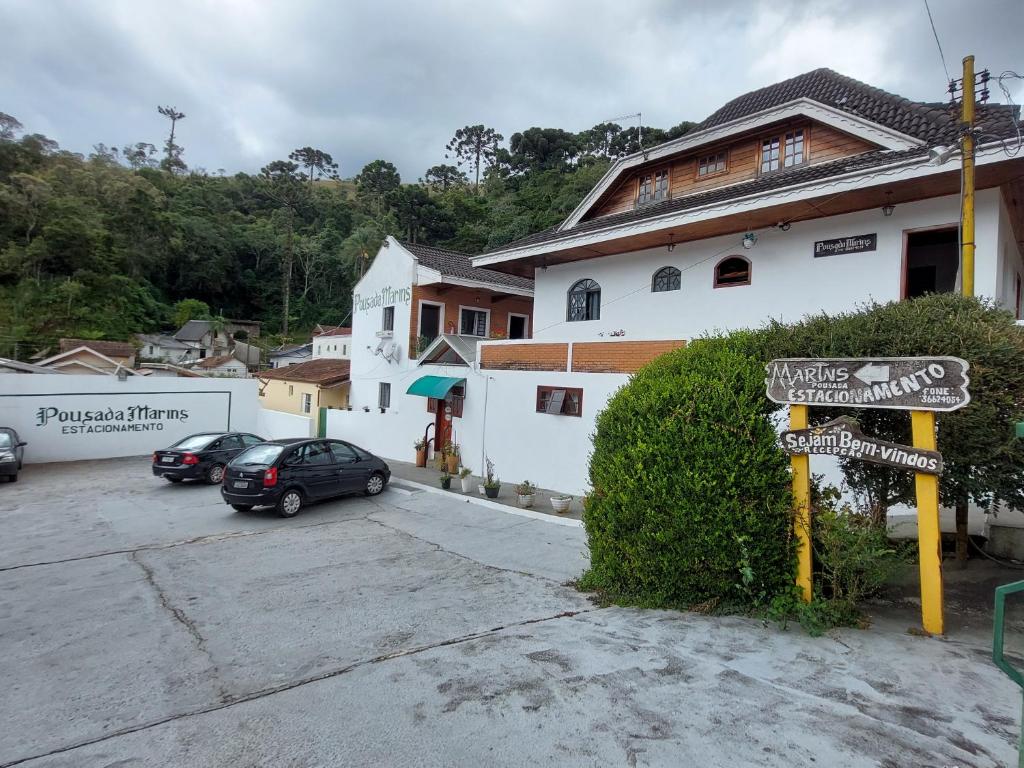 a street sign in front of a building at Pousada dos Marins in Campos do Jordão