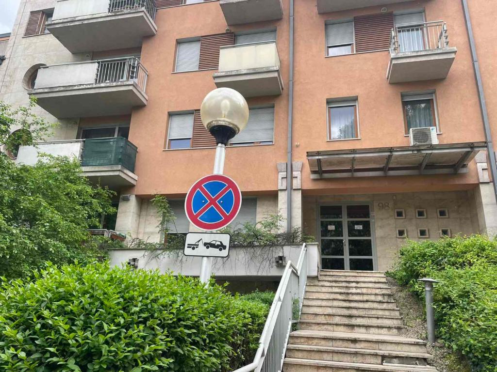 um sinal de rua em frente a um edifício em Kis-Celli apartman em Budapeste