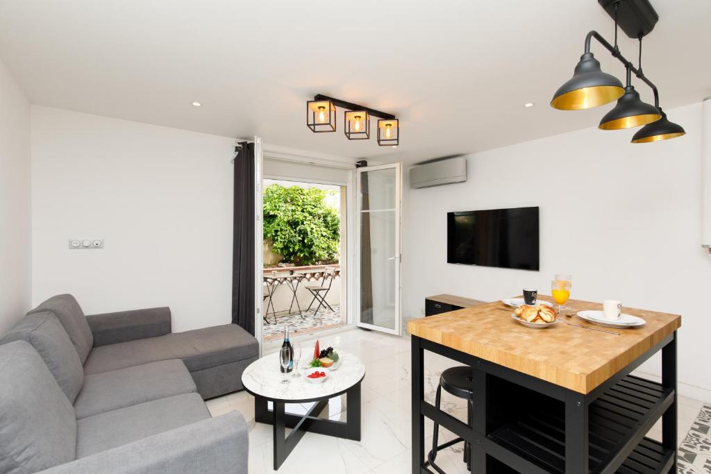 un salon avec un canapé et une table dans l'établissement Cyclades YourHostHelper, à Cannes