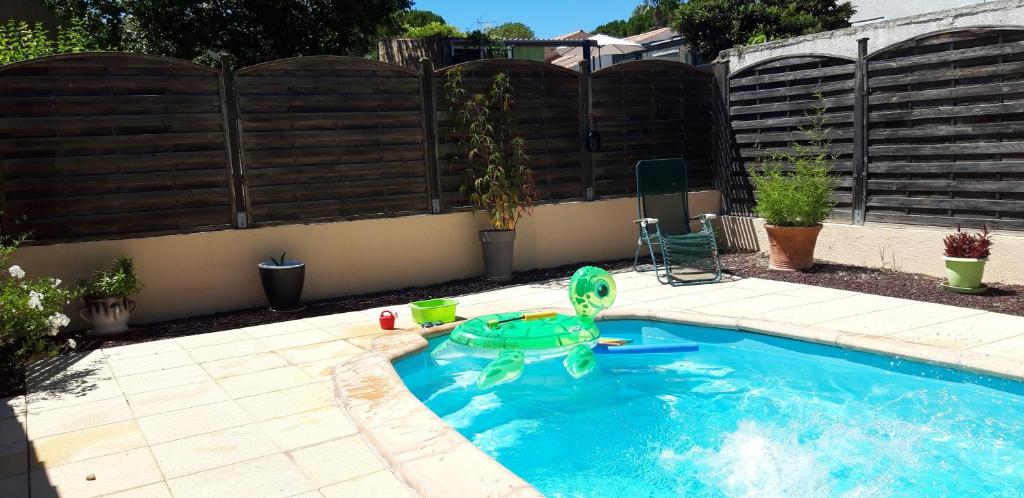 - une piscine avec un espace vert dans l'établissement Maison proche de la mer et de Pézenas, à Tourbes