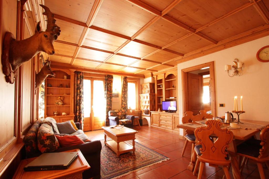 salon z kanapą i stołem w obiekcie Apartments & Rooms MyHolidayLivigno w Livigno