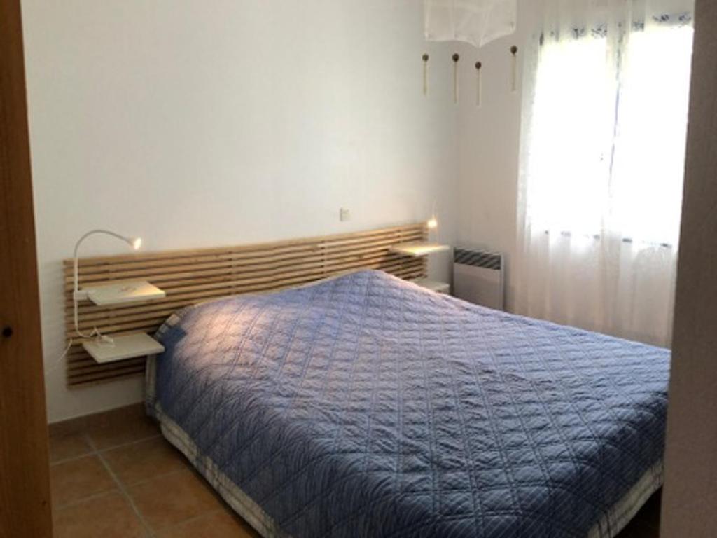 Posteľ alebo postele v izbe v ubytovaní Maison Confortable à 500m de la Plage avec Wifi, Jardin et Terrasse - La Tranche-sur-Mer - FR-1-22-339
