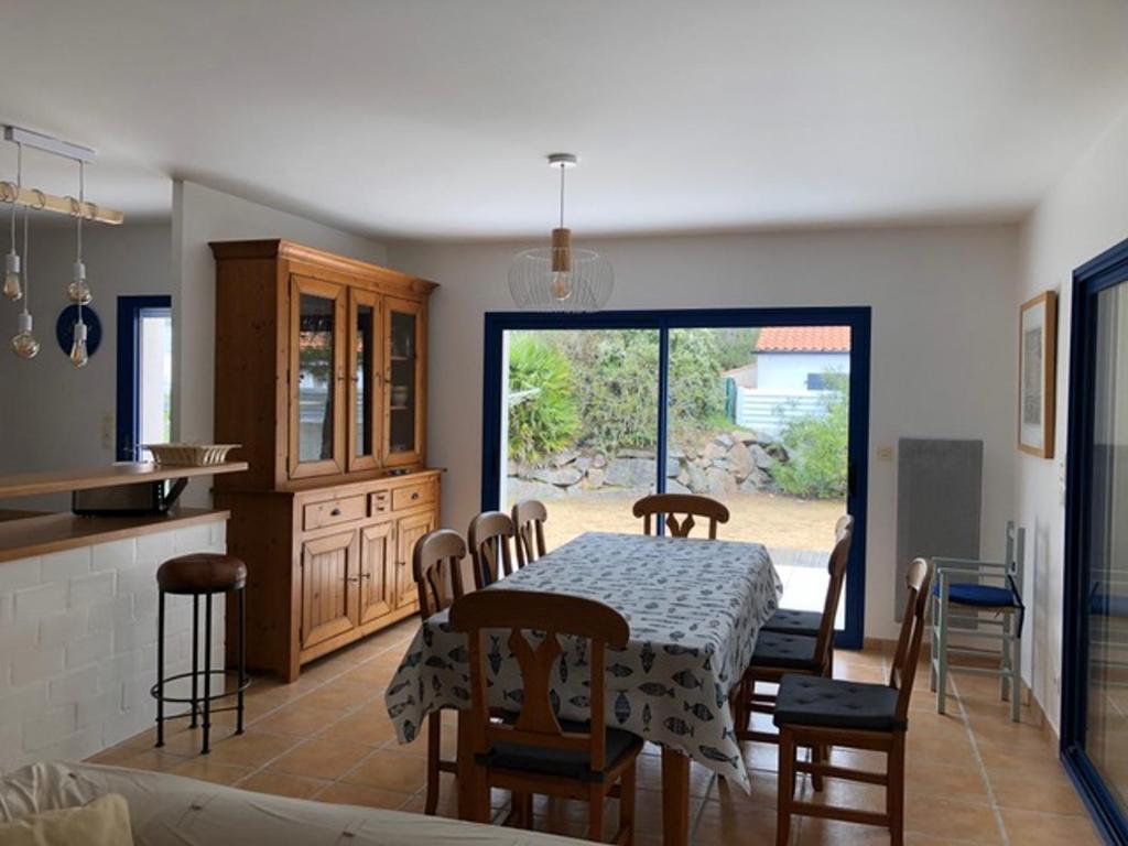 Posedenie v ubytovaní Maison Confortable à 500m de la Plage avec Wifi, Jardin et Terrasse - La Tranche-sur-Mer - FR-1-22-339