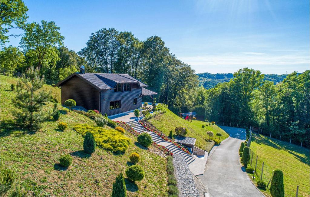 una casa su una collina con un sentiero che la porta di Nice Home In Gornja Pacetina With Wifi a Gornja Pačetina