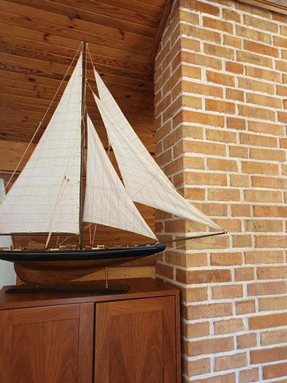 グディニャにあるApartament Morskiの木造のキャビネット上の模型船