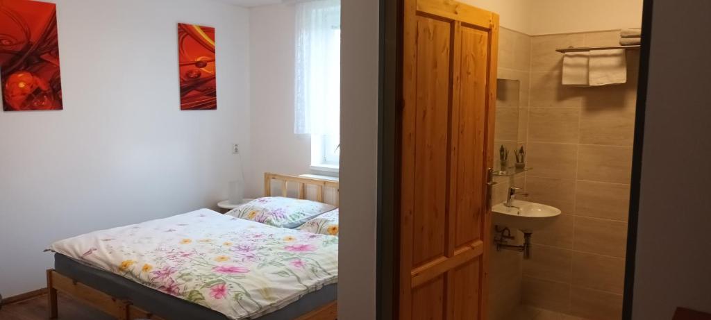 Postel nebo postele na pokoji v ubytování Penzion U Kapličky
