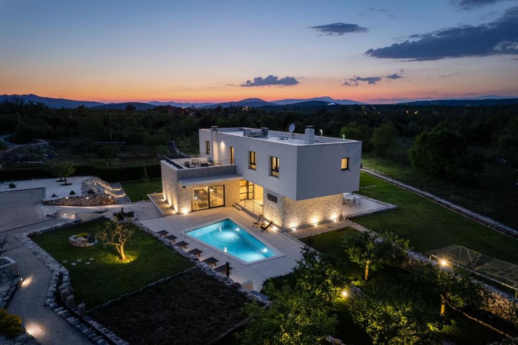 Modern Villa M30 with private pool, 3 en-suite bedrooms
