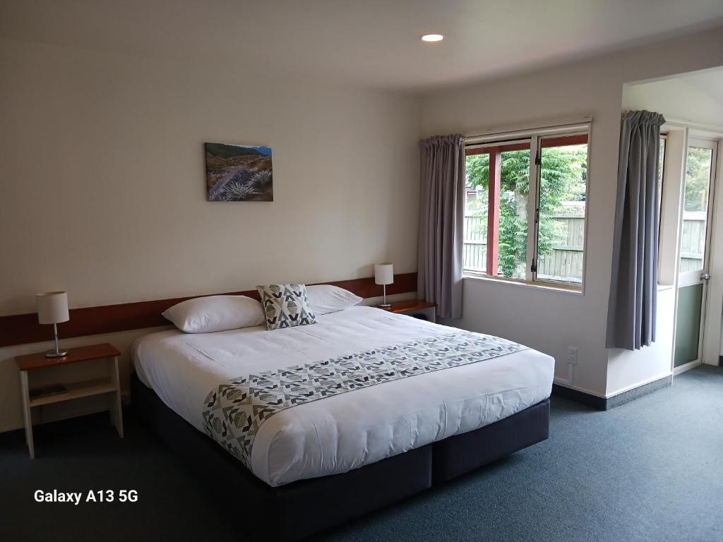 Postel nebo postele na pokoji v ubytování Anatoki Lodge Motel