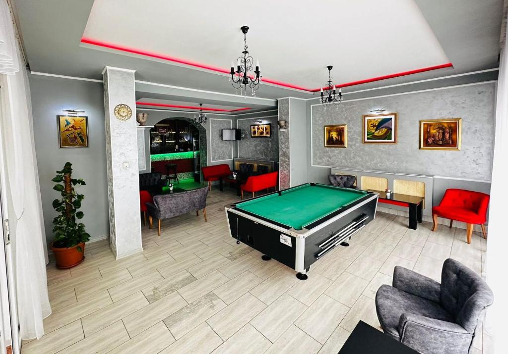 Biliár nebo kulečník v ubytování Hotel Suprem