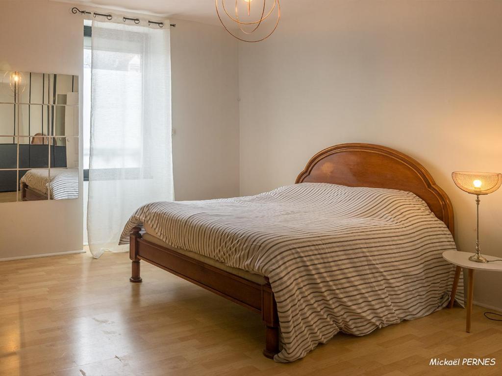 Łóżko lub łóżka w pokoju w obiekcie Maison de Caractère, Proche Gare et Centre, 6-8 Couchages, Jardin et Terrasse Privée - FR-1-349-202
