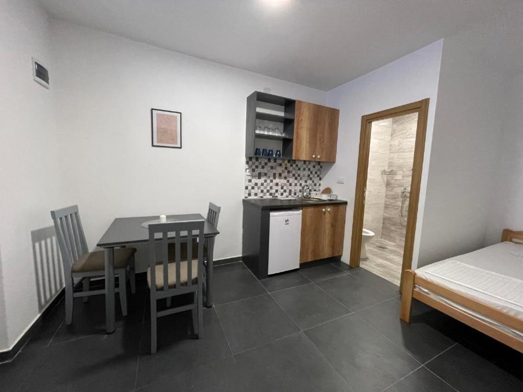 O bucătărie sau chicinetă la Apartmani Milenko