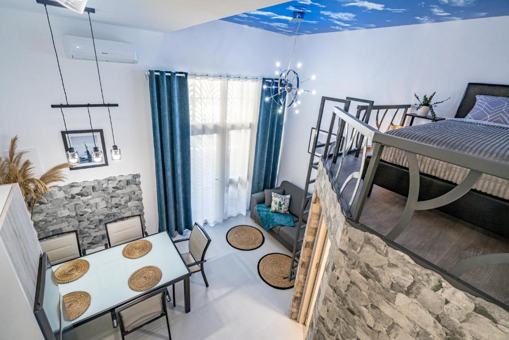 a room with a bunk bed and a table and chairs at Exquisite studio apartment with an original design in Valencia