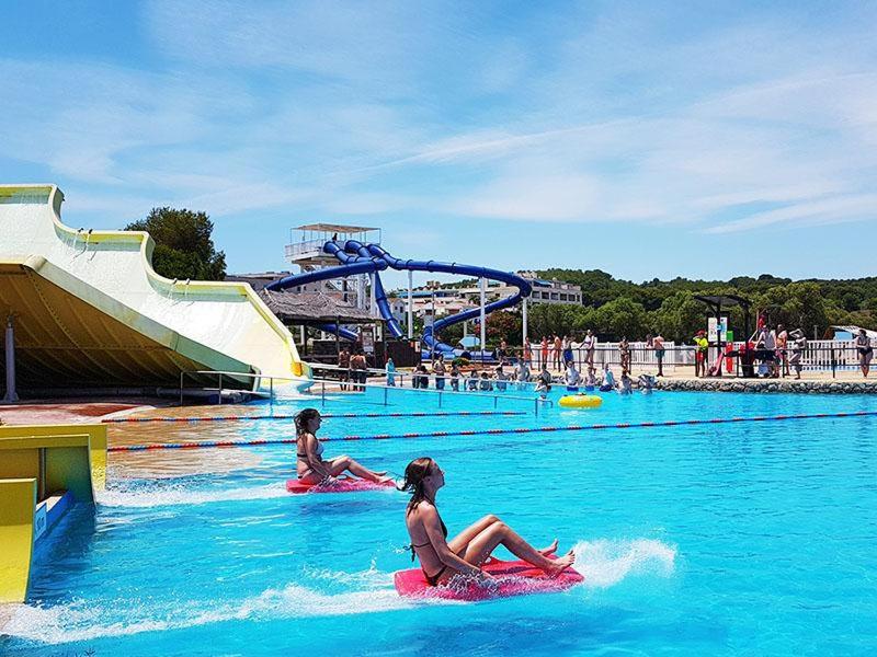 Bazén v ubytování La Pineda playa nebo v jeho okolí
