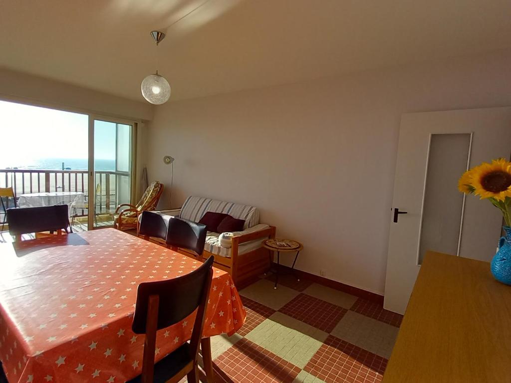 Fotografia z galérie ubytovania Appartement Rénové Face Mer - 6 Pers, 400m Commerces et Marché - St Jean de Monts - FR-1-323-267 v destinácii Saint-Jean-de-Monts