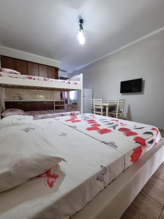 HOLIDAY HOME - Image 2