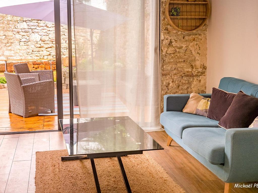 Część wypoczynkowa w obiekcie Maison de Caractère, Proche Gare et Centre, 6-8 Couchages, Jardin et Terrasse Privée - FR-1-349-202