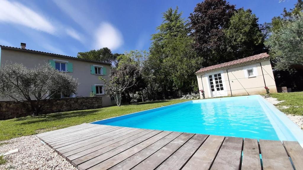 Bazén v ubytovaní Villa spacieuse avec piscine entre le Pont du Gard, le Pont d'Avignon et le Pont d'Arc alebo v jeho blízkosti