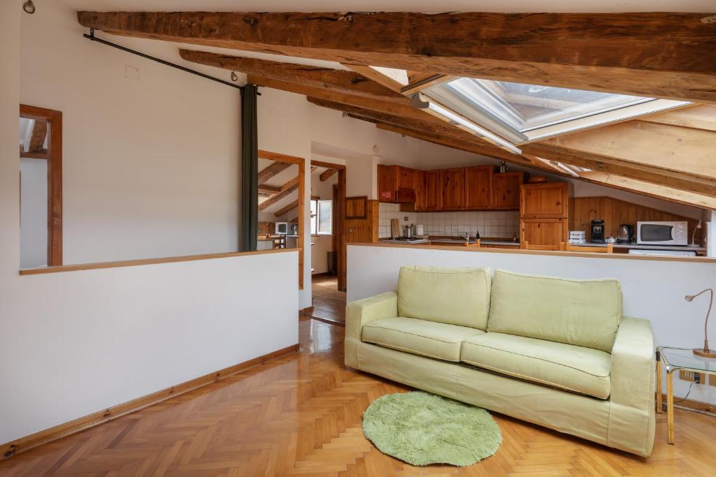 A kitchen or kitchenette at Svevo, rustico centrale con parcheggio a Trieste
