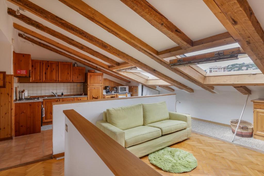 A kitchen or kitchenette at Svevo, rustico centrale con parcheggio a Trieste