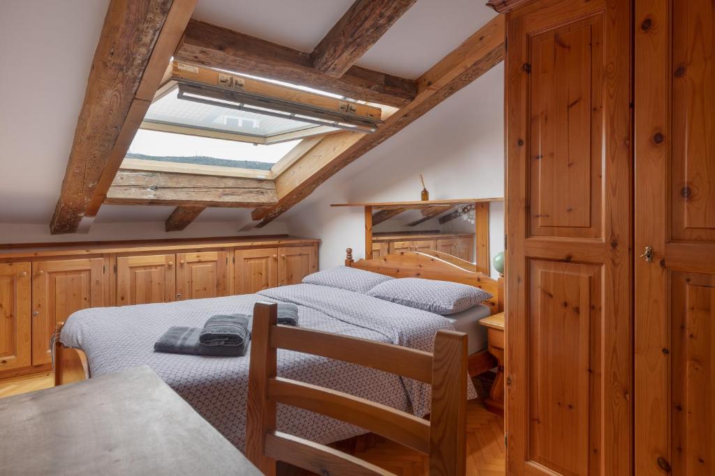 A bed or beds in a room at Svevo, rustico centrale con parcheggio a Trieste