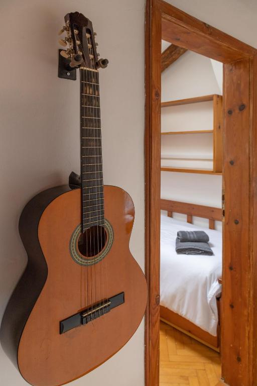 A bed or beds in a room at Svevo, rustico centrale con parcheggio a Trieste