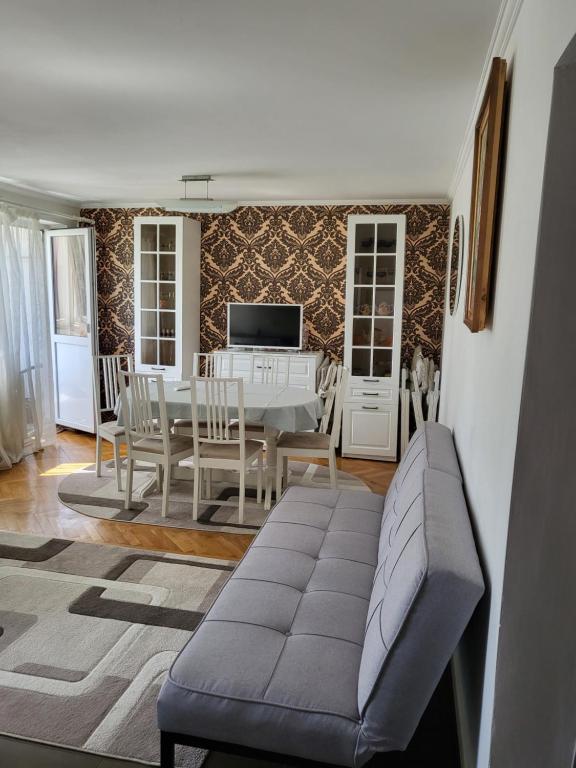 a living room with a table and a dining room at Apartament Florilor in Baia Mare