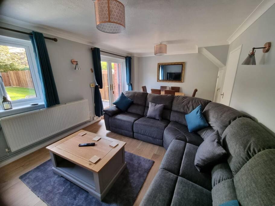 sala de estar con sofá y mesa en 41 mortimer drive, ideal location near ludlow, en Orleton