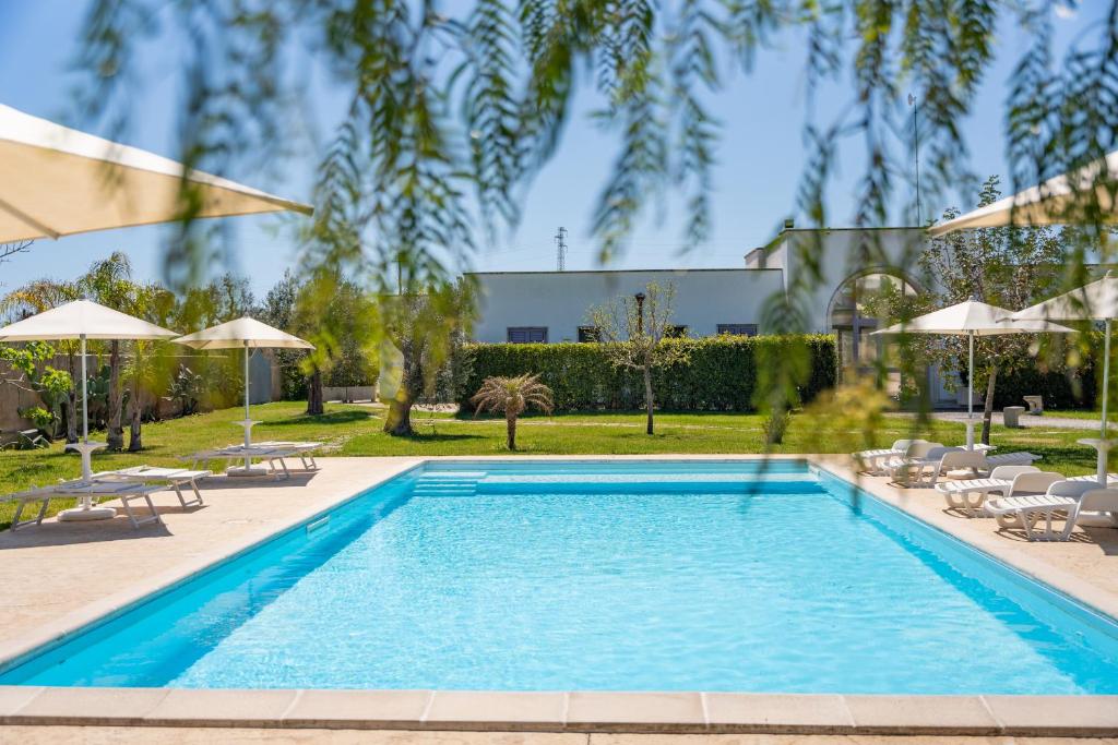 Bazén v ubytování Corte dei Melograni Hotel Resort nebo v jeho okolí