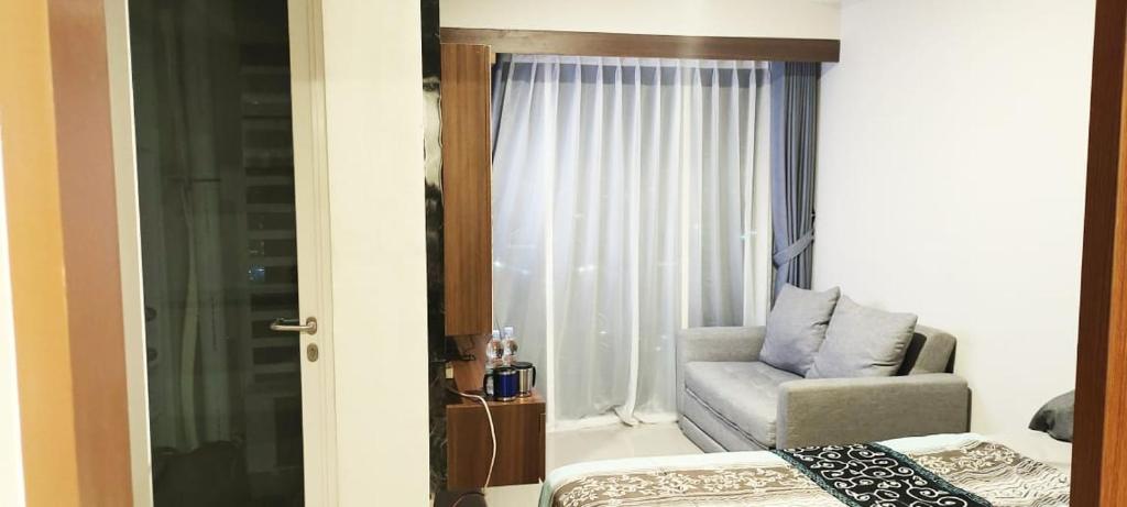 een kamer met een bed, een stoel en een raam bij Lagon in Kayuringin