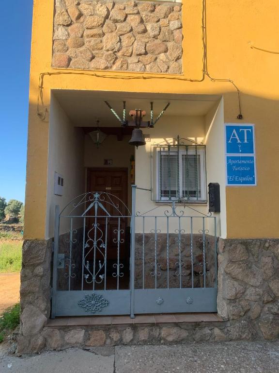 an entrance to a building with a gate at APARTAMENTO TURÍSTICO EL ESQUILÓN in Calzadilla