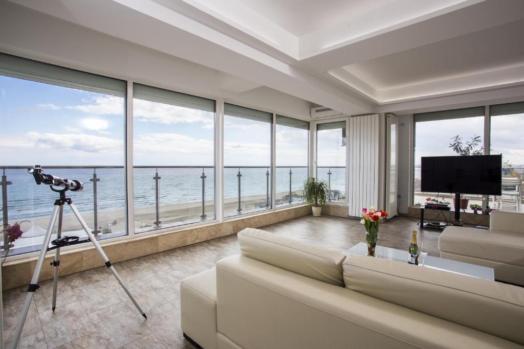 ママイアにあるSea View Penthouse Mamaiaの海の景色を望む広いリビングルーム