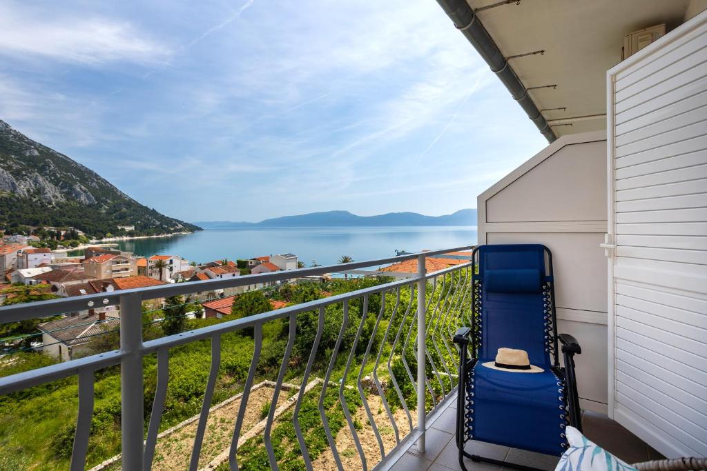 - un balcon avec vue sur l'eau dans l'établissement Apartments Nikolic, à Gradac